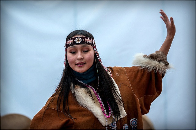 Bộ tộc Chukchi (Nga) - Chia sẻ vợ với khách. Bộ tộc Chukchi ở vùng Siberia có phong tục chia sẻ vợ với khách đến nhà để thể hiện lòng hiếu khách. Phong tục này còn có ý nghĩa trao đổi văn hóa và duy trì tình bạn. Ảnh: Pinterest.