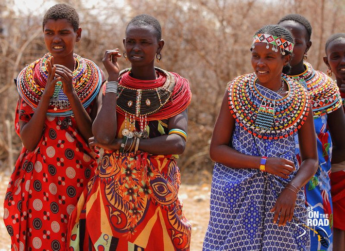 Bộ tộc Samburu (Kenya) - Lễ trưởng thành với sẹo. Các cô gái Samburu phải trải qua nghi lễ cắt sẹo trên bụng khi bước vào tuổi trưởng thành. Vết sẹo biểu thị sự trưởng thành và lòng can đảm của người phụ nữ. Ảnh: Pinterest.