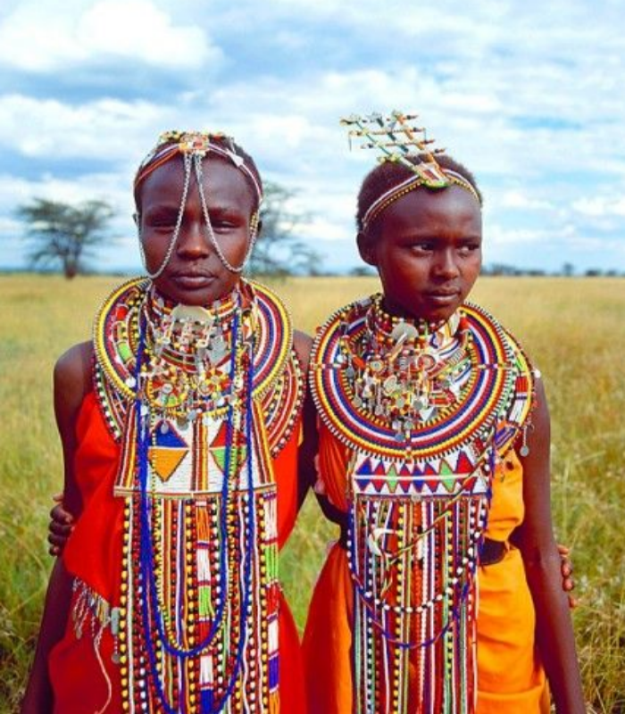Bộ tộc Maasai (Kenya) - Uống máu bò. Người Maasai coi máu bò là nguồn dinh dưỡng dồi dào. Trong một số nghi lễ, họ uống máu bò trực tiếp để thể hiện sức mạnh và lòng kính trọng với bò. Ảnh: Pinterest.