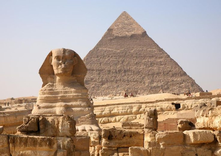 Nguồn cảm hứng cho các kim tự tháp sau này: Kiến trúc bậc thang của kim tự tháp Djoser trở thành nguồn cảm hứng cho các kim tự tháp tiếp theo. Kim tự tháp Ai Cập đời sau được xây dựng với mặt phẳng và đạt đến hình dáng hoàn hảo như kim tự tháp Giza nổi tiếng. Ảnh: Pinterest.