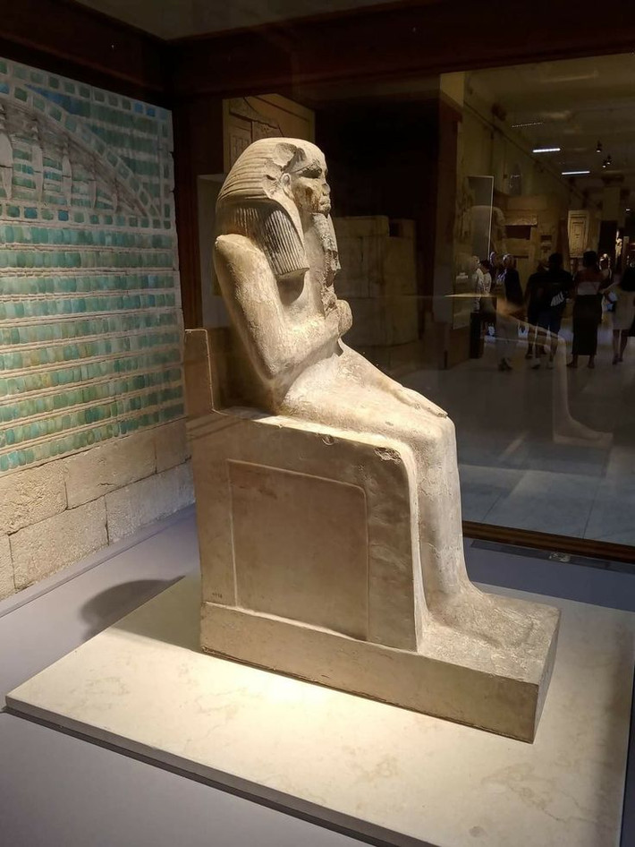 Bức tượng của pharaoh Djoser: Phía bắc kim tự tháp có một nhà nguyện nhỏ chứa bức tượng của pharaoh Djoser. Đây là bức tượng đá nguyên khối của pharaoh lâu đời nhất từng được tìm thấy ở Ai Cập, và ngày nay được lưu giữ tại Bảo tàng Cairo. Ảnh: Pinterest.