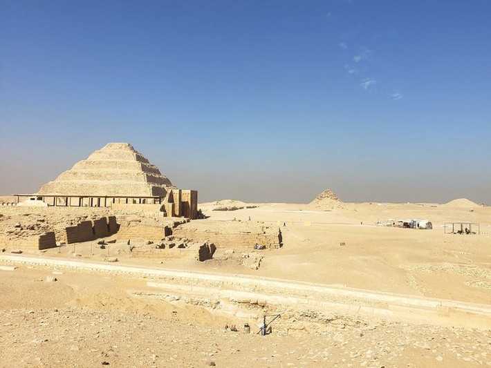 Biểu tượng cho quyền lực và vĩnh hằng: Kim tự tháp Djoser được xem là biểu tượng cho quyền lực và sự vĩnh hằng của pharaoh, nhằm đảm bảo rằng linh hồn của ông sẽ sống mãi và được tôn thờ sau khi qua đời. Ảnh: Pinterest.