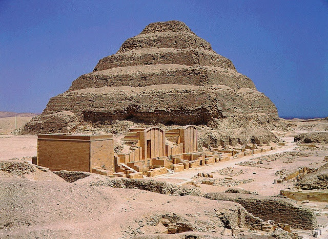 Quy mô to lớn: Kim tự tháp Djoser và khu phức hợp xung quanh có diện tích khoảng 15 ha, bao gồm nhiều công trình phụ khác như nhà nguyện, cung điện giả và đền thờ. Ảnh: Pinterest.