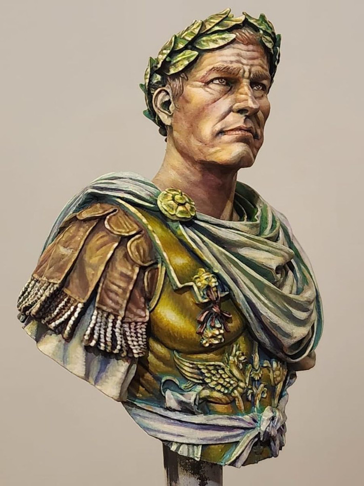 11. Cái đầu hói và vòng nguyệt quê. Caesar thường cảm thấy không thoải mái vì hói đầu, điều mà ông che giấu bằng cách đội vòng nguyệt quế. Việc này dần trở thành biểu tượng quyền lực gắn liền với ông. Ảnh: Pinterest.