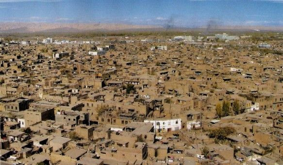 6. Trung tâm của các thành phố sầm uất. Các thành phố dọc theo Con đường Tơ lụa như Samarkand (Uzbekistan), Kashgar (Tân Cương, Trung Quốc), Bukhara (Uzbekistan) và Tây An (Trung Quốc) trở thành những trung tâm thương mại, văn hóa sôi động. Những thành phố này nổi tiếng với các khu chợ đầy màu sắc, bán mọi loại hàng hóa từ khắp nơi trên thế giới. Ảnh: Pinterest.