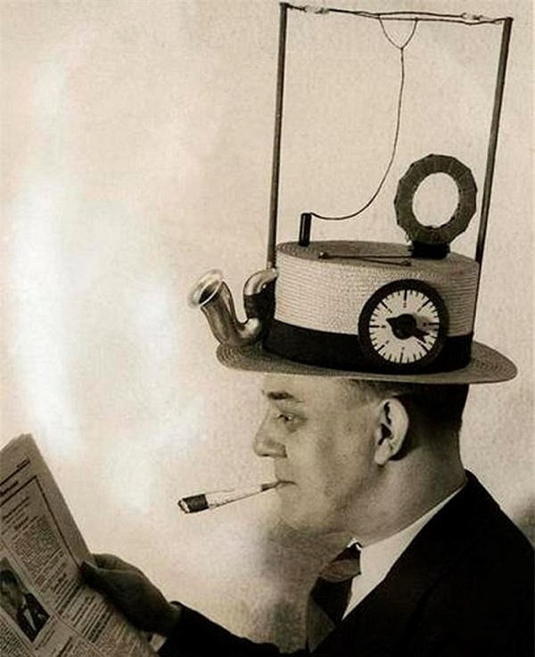 Radio mũ rơm: Người Mỹ đã nghĩ ra thứ này vào năm 1931. Đây là đài phát thanh di động được gắn trong một chiếc mũ rơm. Tuy nhiên, phát minh này chưa bao giờ phát sóng. Có thể, sai lầm đến từ sự lựa chọn vật liệu.