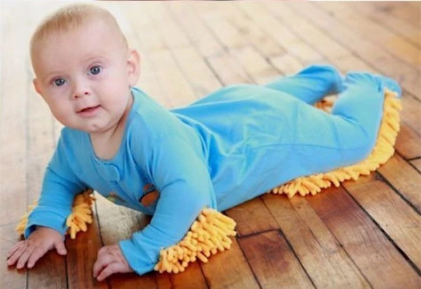 Áo quần trẻ em kiêm giẻ lau nhà: Với bộ quần áo trẻ em kiêm giẻ lau sàn này, việc đùa nghịch của bé cũng góp phần giúp bố mẹ làm sạch nhà cửa.