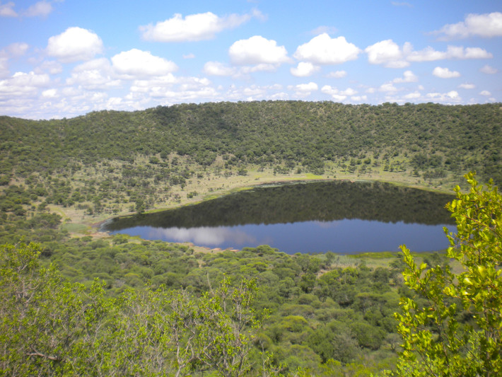Hố thiên thạch Tswaing - Nam Phi. Hố Tswaing Crater có đường kính 1,13 km và sâu khoảng 100 m. Hố thiên thạch này được hình thành từ một vụ va chạm cách đây khoảng 220.000 năm, để lại dấu ấn trên bề mặt đất. Ảnh: Pinterest.