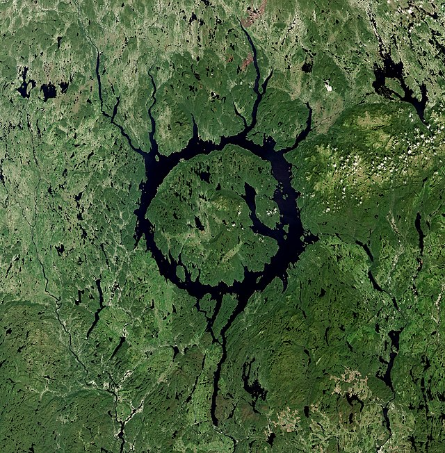 Hố thiên thạch Manicouagan - Québec, Canada. Hố Manicouagan được hình thành cách đây khoảng 214 triệu năm và có đường kính 70 km. Hiện nay, hố va chạm này đã tạo nên một hồ nước tròn nổi bật trên mặt đất, dễ dàng nhìn thấy từ không gian. Ảnh: Pinterest.