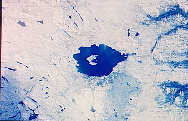 Hố thiên thạch Mistastin - Labrador, Canada. Hố Mistastin được hình thành cách đây khoảng 36 triệu năm với đường kính 28 km. Hiện nay, hố này đã trở thành một hồ nước có hình bầu dục. Ảnh: Pinterest.