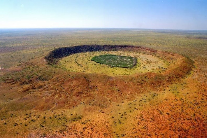 Hố thiên thạch Wolfe Creek - Western Australia, Úc. Hố Wolfe Creek là một trong những hố thiên thạch lớn nhất tại Úc, với đường kính khoảng 875 m và sâu khoảng 60 m. Nó được hình thành từ một vụ va chạm thiên thạch cách đây khoảng 300.000 năm. Ảnh: Pinterest.