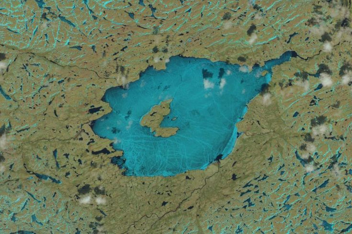 Hố thiên thạch Sudbury - Ontario, Canada. Hố Sudbury là một trong những hố thiên thạch cổ nhất và lớn nhất ở Canada, có đường kính khoảng 130 km, hình thành từ va chạm khoảng 1,85 tỷ năm trước. Khu vực này cũng là nguồn khai thác niken và đồng lớn. Ảnh: Pinterest.