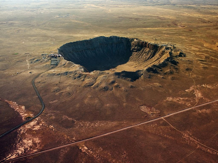 Hố thiên thạch Barringer - Arizona, Mỹ. Đây là một trong những hố thiên thạch nổi tiếng nhất thế giới, được hình thành từ vụ va chạm của một thiên thạch cách đây khoảng 50.000 năm. Hố rộng 1,2 km và sâu 170 m. Ảnh: Pinterest.