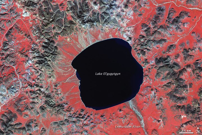 Hố thiên thạch Elgygytgyn - Chukotka, Nga. Hố Elgygytgyn có đường kính khoảng 18 km và hình thành từ vụ va chạm thiên thạch cách đây 3,6 triệu năm. Hố nằm trong một vùng hoang vắng, nên ít bị ảnh hưởng bởi con người và được bảo tồn nguyên vẹn. Ảnh: Pinterest.