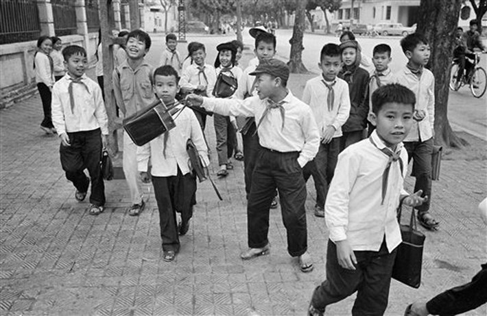 Các học sinh về nhà sau giờ tan trường, 27/3/1973.