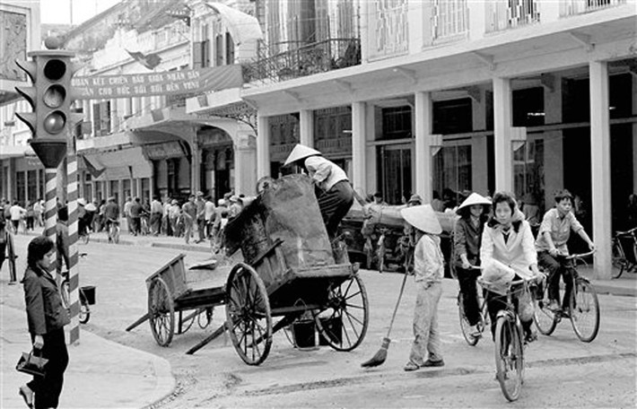 Công nhân vệ sinh làm việc ở góc phố Tràng Tiền - Đinh Tiên Hoàng, đối diện Bách hóa Tràng Tiền, 21/3/1973.