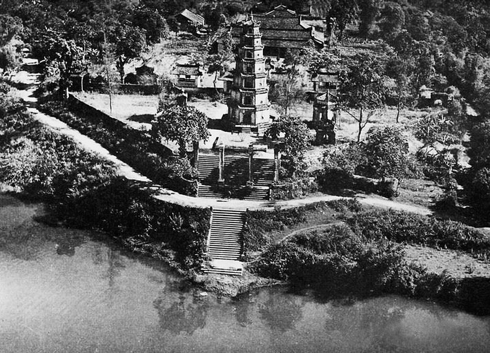 Chùa Thiên Mụ thập niên 1920 nhìn từ máy bay. Tháp Phước Duyên là công trình gây ấn tượng mạnh dù quan sát từ mặt đất hay trên không trung.