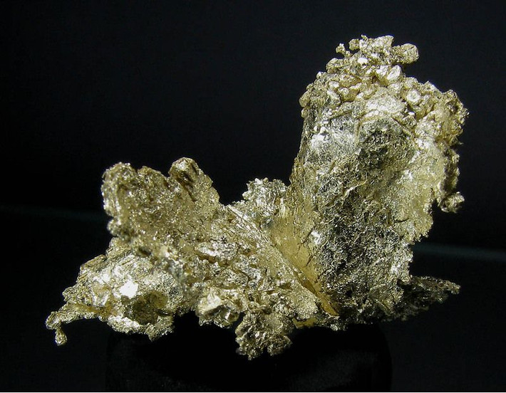 Vào thời cổ đại, con người vẫn chưa biết rằng electrum là hợp kim của vàng và bạc nên coi nó là một kim loại riêng biệt. Do sở hữu những đặc tính tốt cũng như độ thẩm mỹ cao, electrum là một kim loại có giá trị cao thời bấy giờ.