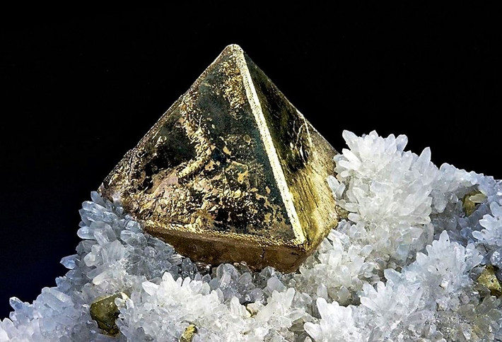 Do quặng pyrit chứa nhiều sắt, nó sẽ tạo ra tia lửa khi đập vào bề mặt cứng. Tính chất này làm cho pyrit trở thành vật liệu phổ biến trong cơ chế đánh lửa bằng bánh xe của các dạng súng cổ.