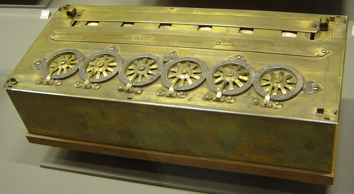 Năm 1642, nhà bác học Balaise Pascal phát minh ra Pascaline, một trong những chiếc máy tính cơ học đầu tiên có thể thực hiện những phép toán số học đơn giản.