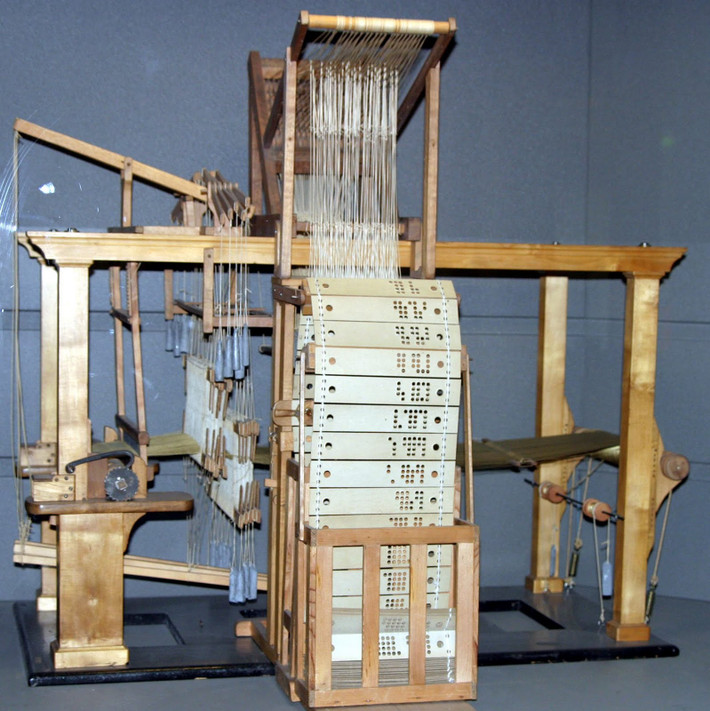Năm 1801, Joseph Marie Jacquard phát minh ra máy dệt cơ học được điều khiển bởi những chiếc thẻ đục lỗ. Hệ thống thẻ đục lỗ này về sau được áp dụng vào máy tính thời kỳ đầu.
