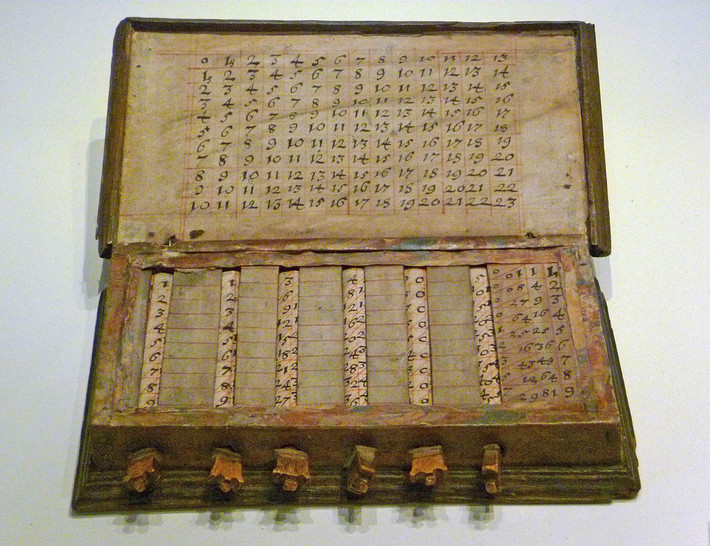Năm 1617, John Napier phát minh ra bộ thẻ Napier, cho phép tính nhanh phép nhân chia những số lớn.