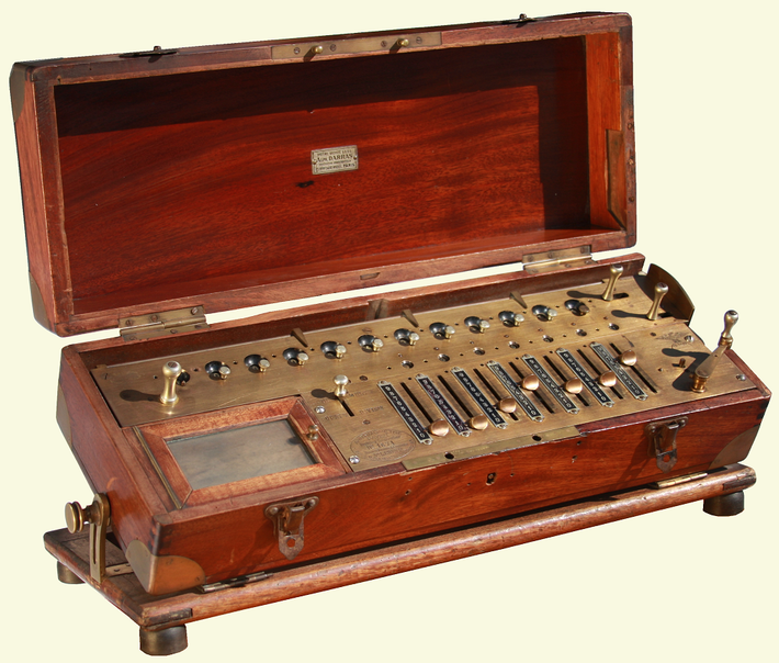 Năm 1829, Thomas de Colmar đã chế tạo Arithmomètre, chiếc máy tính cơ học thương mại hóa thành công đầu tiên.