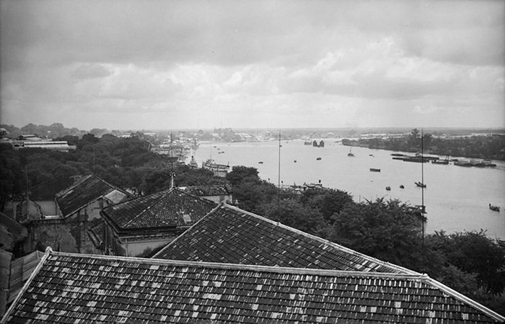 Từ khách sạn Majestic nhìn về sông Sài Gòn theo hướng Bắc, Sài Gòn năm 1938. Ảnh: Eli Lotar.