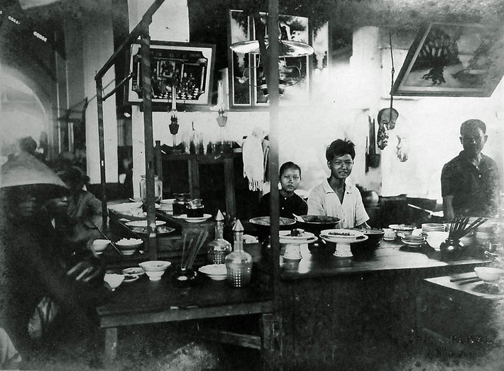 Quán ăn trong chợ Gò Vấp, khoảng năm 1930. Ngày nay chợ tọa lạc tại góc vuông của hai tuyến đường Nguyễn Văn Nghi và Nguyễn Văn Bảo, thuộc phường 4 của quận Gò Vấp, TP HCM.