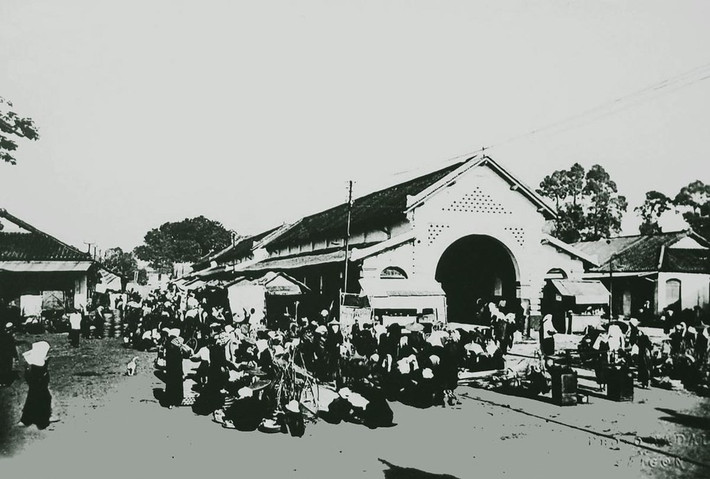 Chợ Gò Vấp khoảng năm 1930. Thuở sơ khai, nơi này là một rừng cây vắp nằm trên triền gò cao (nên gọi là gò Vắp, tên gọi sơ khai của địa danh Gò Vấp). Dân còn thưa thớt, chủ yếu họp chợ để bán mua các hàng thổ sản rau củ…