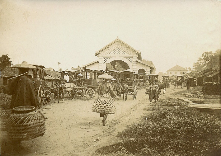 Chợ Gò Vấp trong một bức ảnh chụp năm 1902. Chợ được hình thành từ năm 1897, là một trong bốn chợ cổ nhất Sài Gòn - Gia Định xưa (các chợ kia là Bến Thành, Chợ Quán và Long Kiểng.