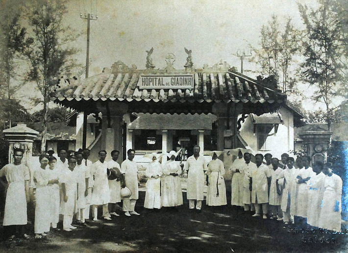 Các y bác sĩ chụp ảnh lưu niệm trước cổng Bệnh viện Gia Định (nay là Bệnh viện Nhân Dân Gia Định, quận Bình Thạnh).