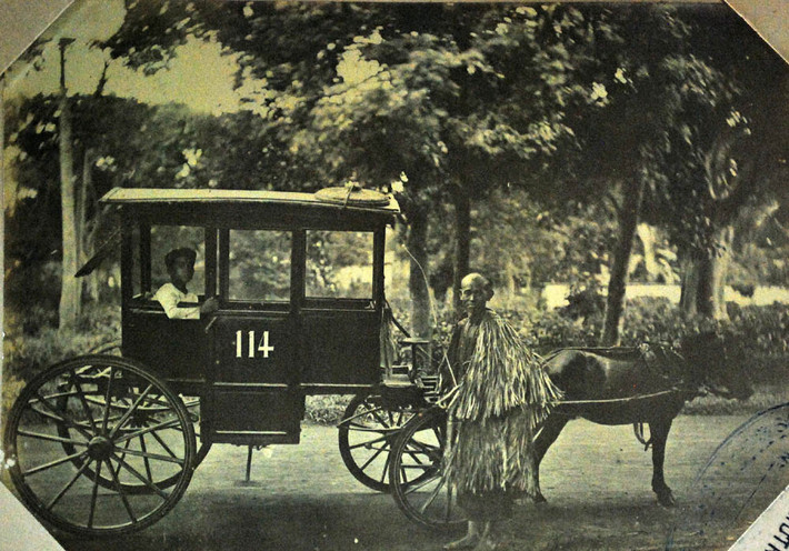 Chiếc xe ngựa chở khách ở Sài Gòn năm 1930. Nài ngựa mặc áo tơi sẵn sàng xuất phát. Ảnh: Belle Indochine.