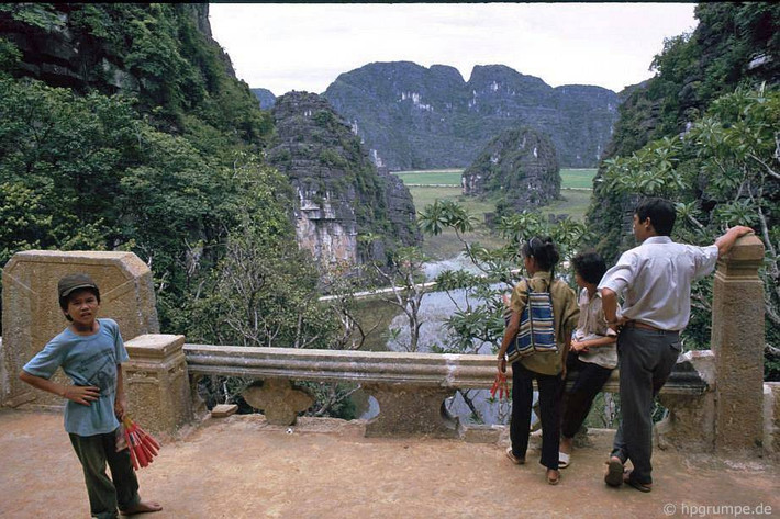 Sân chùa Bích Động với vài người bán hương và du khách địa phương.
