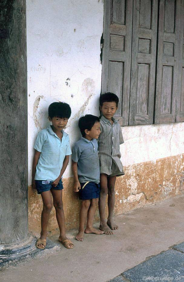 Những đứa bé bên ngoài một ngôi nhà.