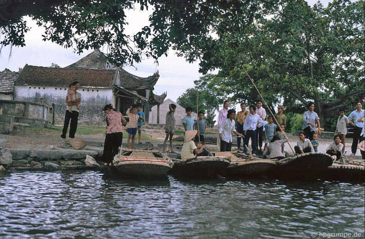 Bến thuyền du lịch Tam Cốc với vài con thuyền làm bằng phên tre phết nhựa đường rất thô sơ.