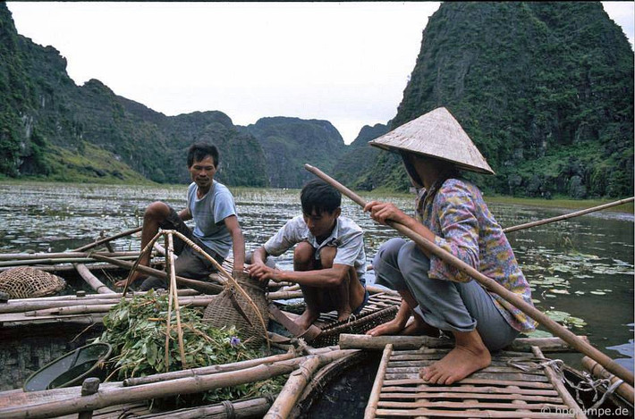 Người dân địa phương mưu sinh trên sông nước Tam Cốc.