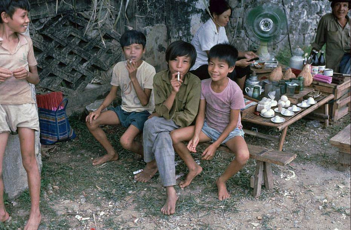 Những đứa trẻ phì phèo thuốc lá tại một quán nước ven đường ở Cố đô Hoa Lư.