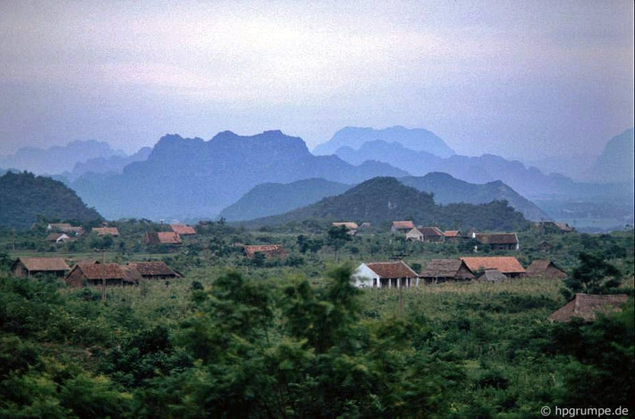 Thôn xóm ẩn hiện trong khung cảnh núi non trùng điêp, hình ảnh đặc trưng của mảnh đất Ninh Bình.