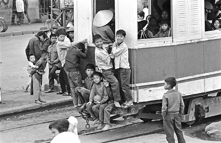 Một nhóm thiếu niên "bám càng" tàu điện, 2/4/1973. Để đu lên phía sau toa tàu đang chạy một cách an toàn, cần có kỹ thuật "nhảy tàu" điêu luyện.