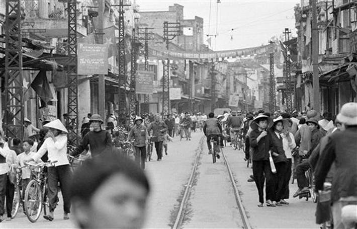 Đường tàu điện gần chợ Đồng Xuân, 2/4/1973. Khi tàu đến người đi đường sẽ dạt sang hai bên, khi tàu qua dòng người lại tràn ngập trên đường ray.