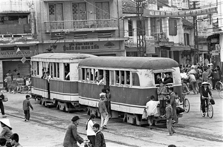 Những toa tàu điện chật kín người chạy qua phố cổ, 2/4/1973. Thời điểm này, giá vé cho mỗi lần lên tàu điện Hà Nội là 1 xu. Đây là khoản tiền rất nhỏ, chưa bằng một mớ rau ở chợ.