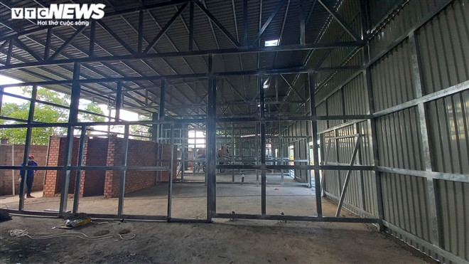 Ngày 21/4, ông Lê Quốc Anh, Bí thư, Chủ tịch UBND TP Hà Tiên (Kiên Giang) cho biết, ngành chức năng đang khẩn trương xây dựng bệnh viện dã chiến để chuẩn bị cho tình huống xấu nhất trước diễn biến phức tạp của dịch COVID-19 ở nước bạn Campuchia.