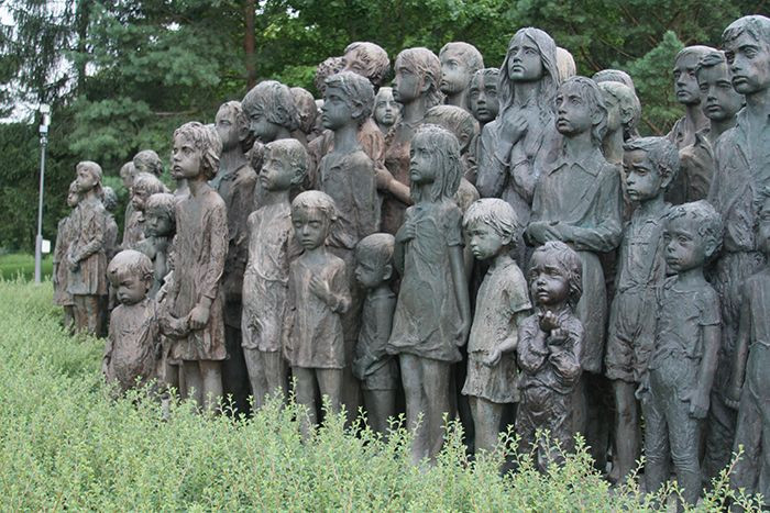 15. Hậu quả lâu dài. Holocaust để lại những vết thương không thể chữa lành cho người Do Thái và nhân loại. Nhiều người sống sót phải chịu đựng hậu chấn tâm lý suốt đời, và ký ức về sự kiện này vẫn ám ảnh thế giới. Ảnh: Pinterest.