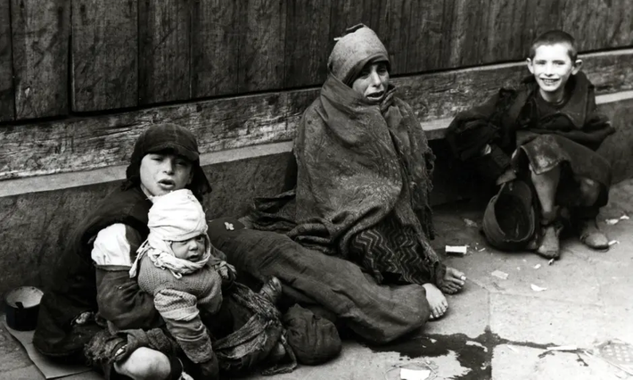 9. Trẻ em là nạn nhân đặc biệt. Hơn 1 triệu trẻ em Do Thái đã bị giết trong Holocaust. Các em thường bị giết ngay sau khi đến các trại tử thần vì không thể lao động. Ảnh: Pinterest.