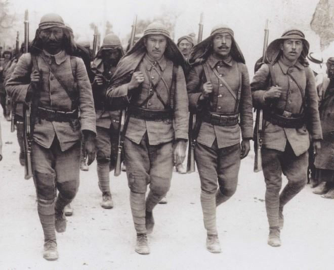 Trong Thế chiến I (1914-1918), Anh đang chiến đấu chống lại Đế quốc Ottoman (đang cai trị Palestine), và họ cần sự ủng hộ từ cộng đồng Do Thái trên toàn cầu, đặc biệt là ở Mỹ và Nga. Đồng thời, Anh cũng tìm cách mở rộng ảnh hưởng ở Trung Đông khi Đế quốc Ottoman suy yếu. Ảnh: Pinterest.