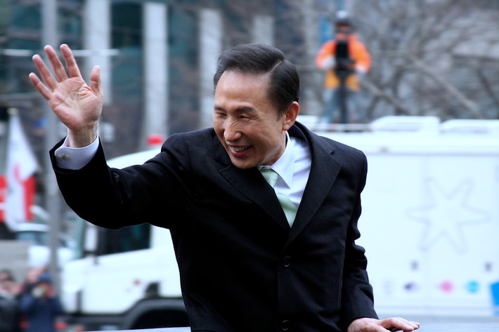 8. Lee Myung-bak (2008–2013). Lee Myung-bak bị cáo buộc lạm dụng quyền lực và biển thủ công quỹ từ DAS, một công ty do ông kiểm soát. Ông bị kết án 17 năm tù vào năm 2020. Chính sách cải tạo sông lớn của ông cũng bị chỉ trích vì gây thiệt hại môi trường và chi phí lãng phí. Ảnh: Korea Expose.