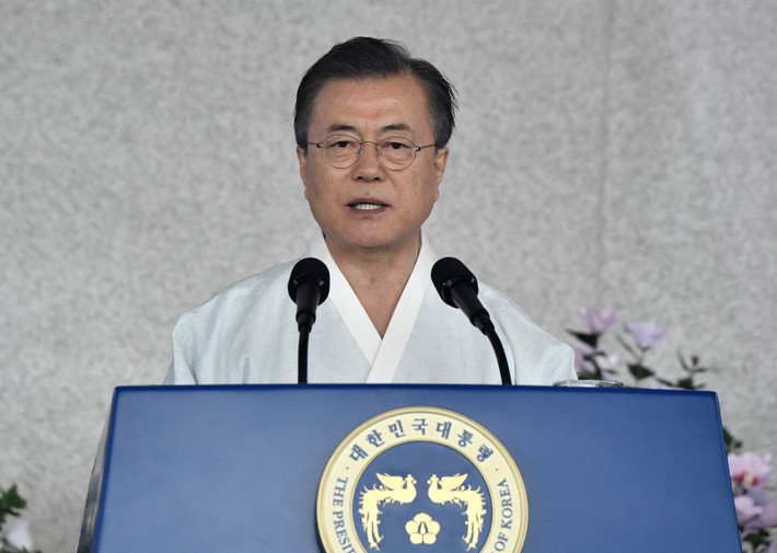10. Moon Jae-in (2017–2022). Chính quyền Moon Jae-in bị chỉ trích vì thất bại trong việc kiểm soát giá bất động sản tăng cao và những quyết định kinh tế không hiệu quả. Một số cựu quan chức trong chính phủ ông đã bị điều tra vì tham nhũng. Ảnh: Pinterest.