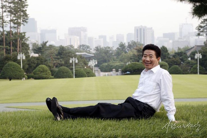 7. Roh Moo-hyun (2003–2008). Dù được biết đến với hình ảnh trong sạch, gia đình của Roh Moo-hyun bị cáo buộc nhận hối lộ từ các doanh nghiệp. Vụ bê bối này khiến ông gặp áp lực lớn, dẫn đến việc ông tự tử năm 2009, gây chấn động dư luận. Ảnh: Pinterest.