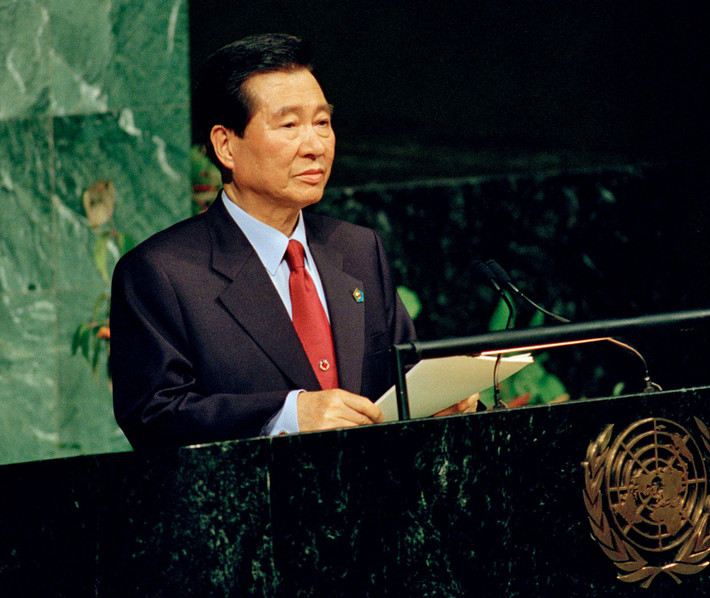 6. Kim Dae-jung (1998–2003). Mặc dù Kim Dae-jung được ca ngợi vì nỗ lực hòa giải với CHDCND Triều Tiên, ông bị chỉ trích vì việc hối lộ Triều Tiên bằng tiền viện trợ bí mật để tổ chức hội nghị thượng đỉnh liên Triều năm 2000. Ảnh: Britannica.